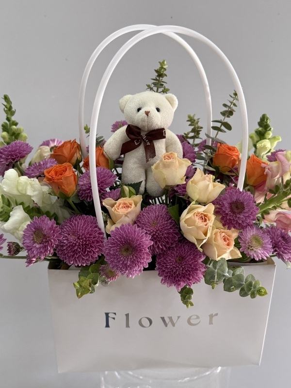 Beyaz Çantada Çiçek Aranjmanı