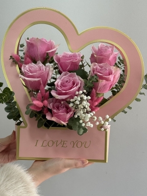 Kalp Kutuda Pembe Güller